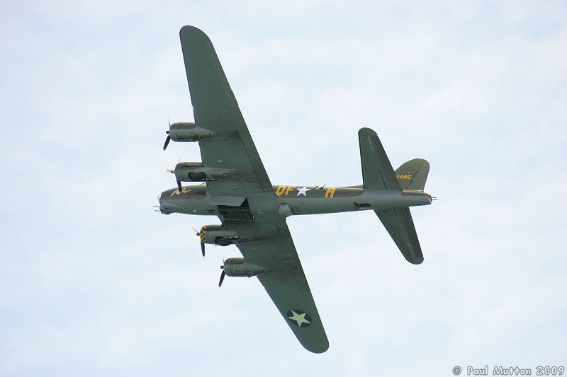  A8V7534 B-17G Flying Fortress bomb bay doors open